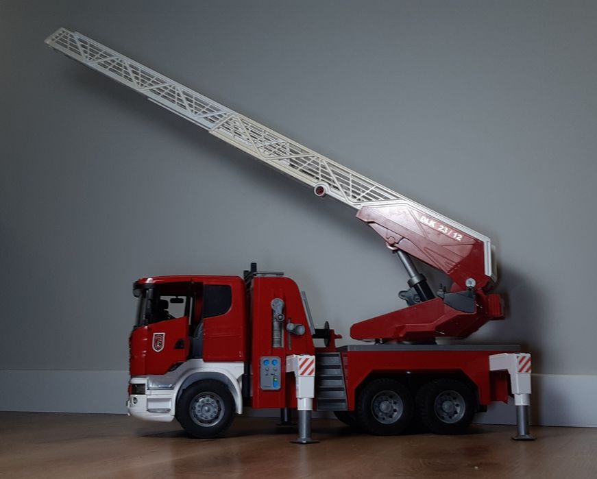 Bruder пожежна машина та евакуатор