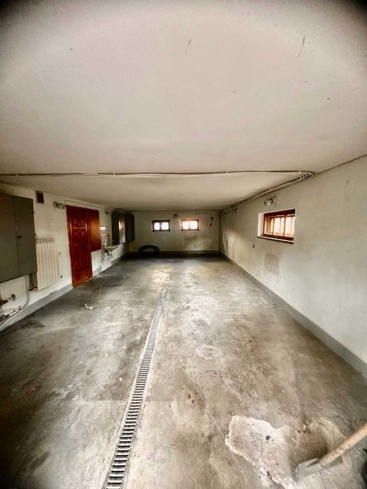 Продаж будинку з великою земельною ділянкою в Брюховичах,