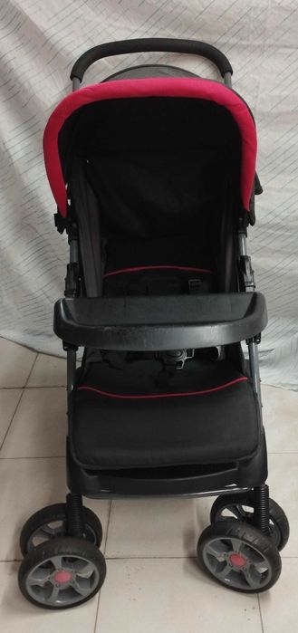 Carrinho de bebé prático e fácil de transportar