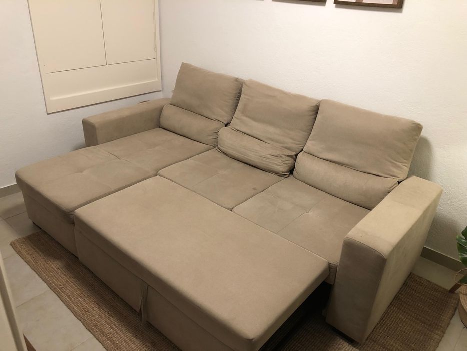 Sofá-cama com chaise longue e baú