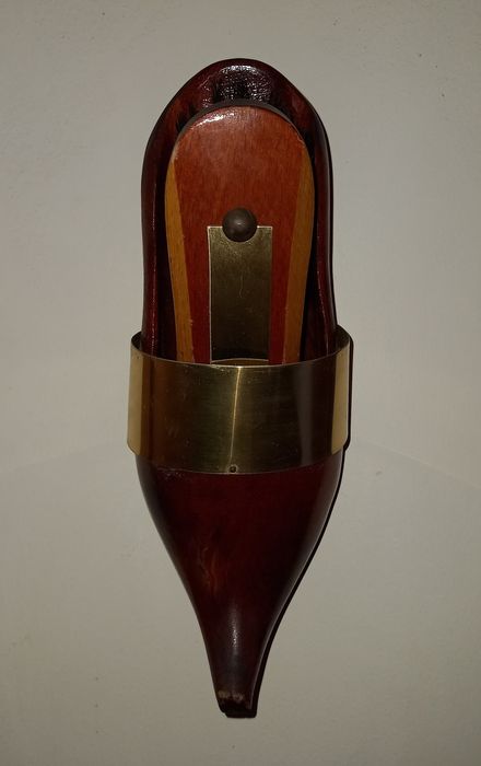 Soca holandesa em madeira e dourado. Peça para pendurar. Barato.