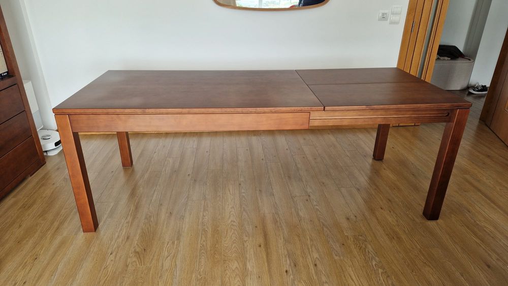 Mesa de jantar extensivel em madeira com 5 cadeiras