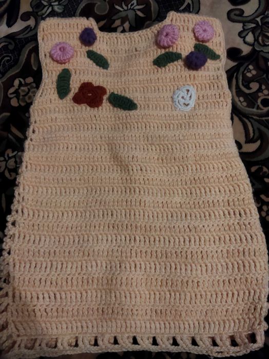 Віддам дитячу в'язану жилетку.