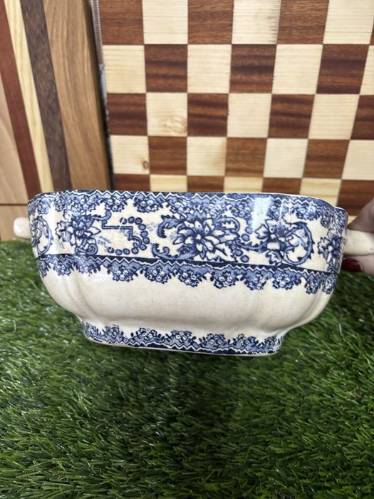 Terrina antiga sem tampa,