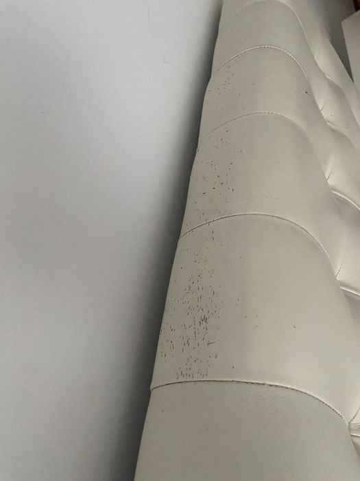 Cama casal com algumas marca de uso