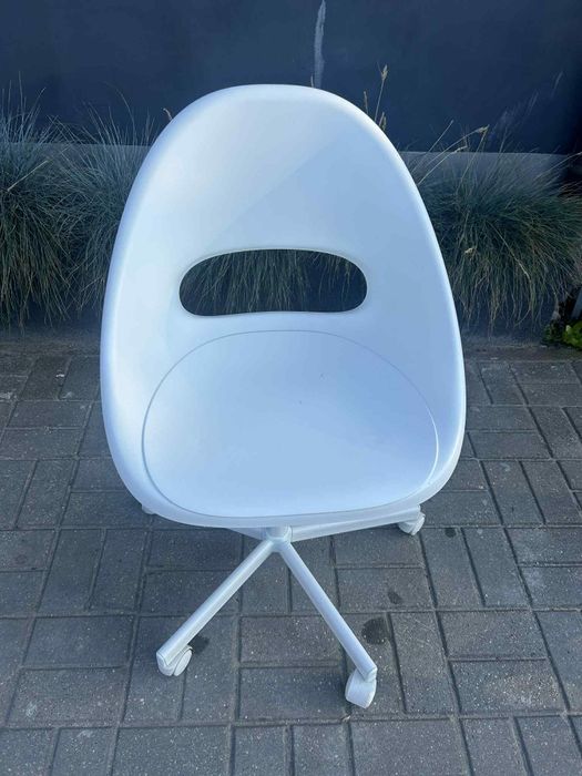 Białe krzesło  obrotowe