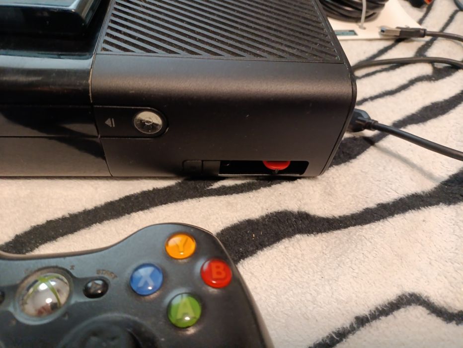 Xbox 360 super slim 2x HDD 2xpad kinect