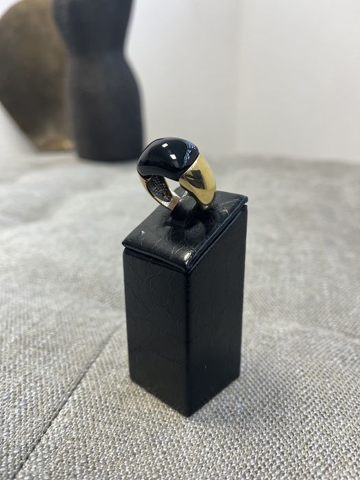 Anel em prata dourada com pedra onix medida 17