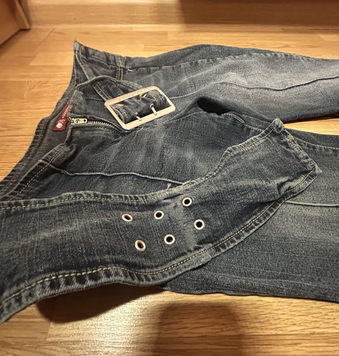 Джинси bootcut з широким ремнем