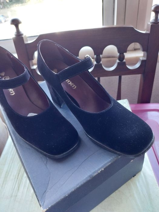 Sapatos usados uma vez são  em veludo