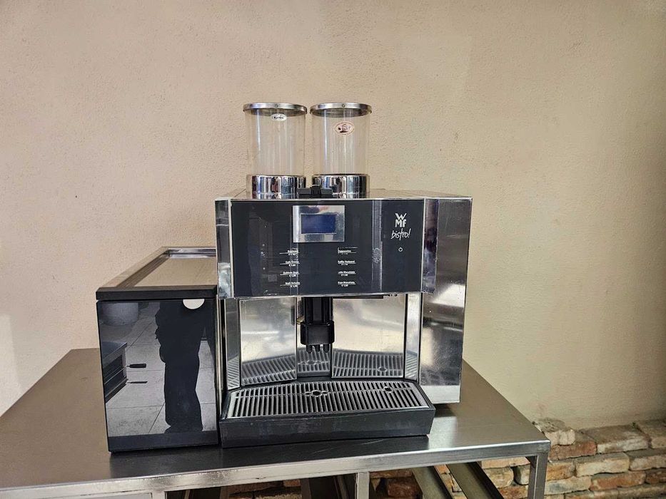 WMF Bistro z lodówką na mleko – profesjonalny ekspres do kawy 2 młynki