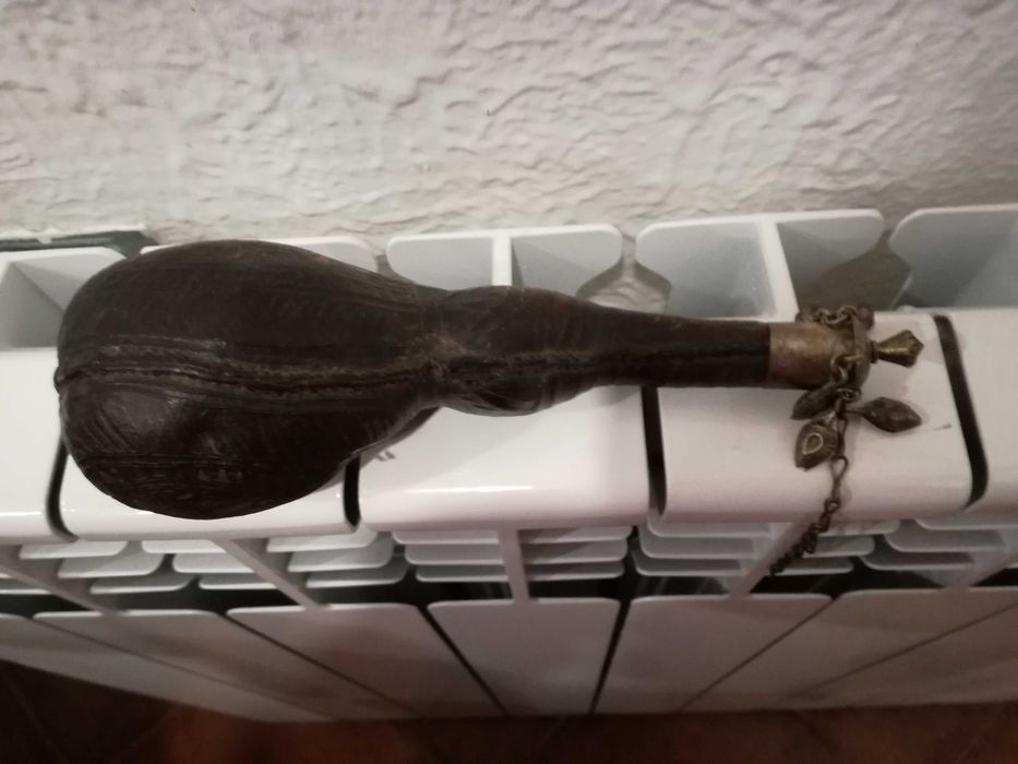 Polvorinho de Couro em Forma de Pêra Sec. XIX (Norte de África)
