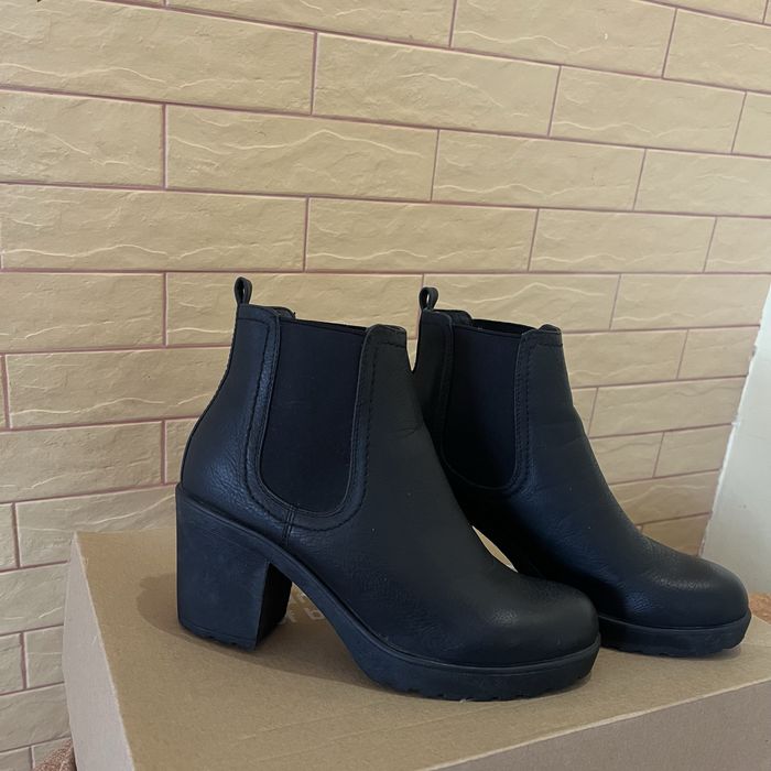 Черевики челсі на стійких підборах