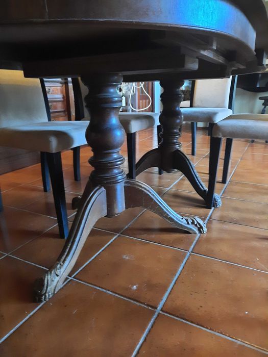 Mesa de jantar em mogno