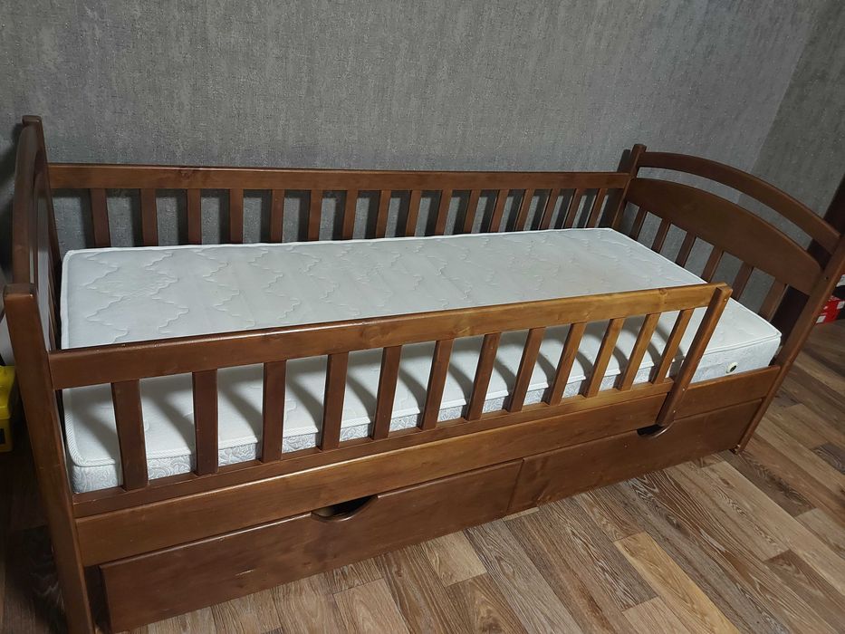 Кровать дитяча з матрасом