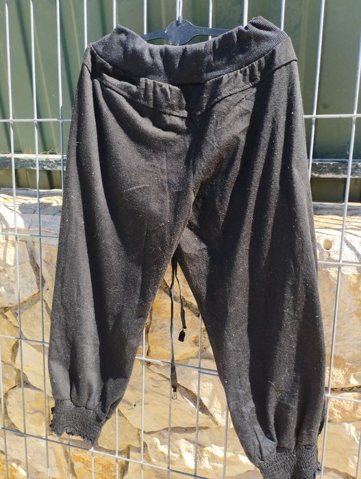 Calções de cor negra.