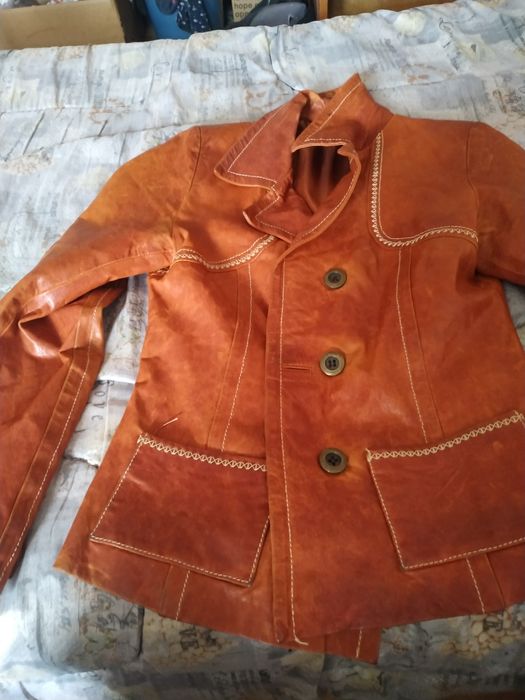 Продам женскую кожаную куртку. 300грв.