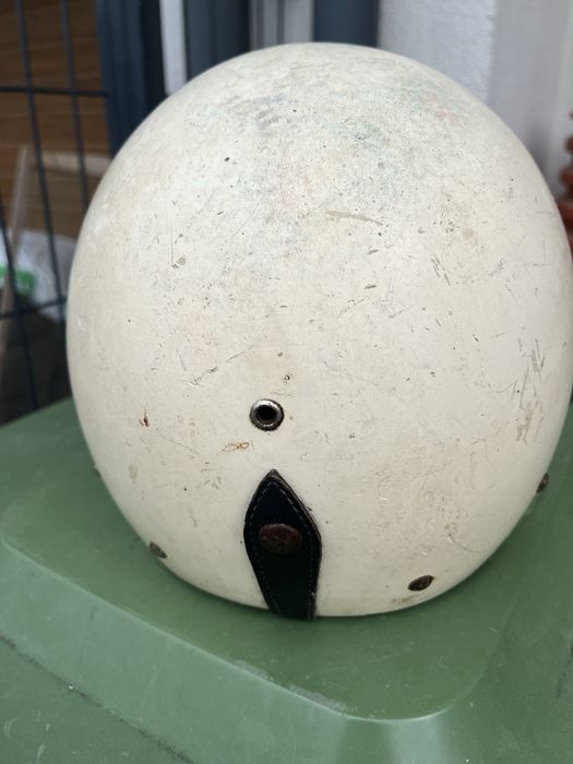 Kask PRL typu orzeszek