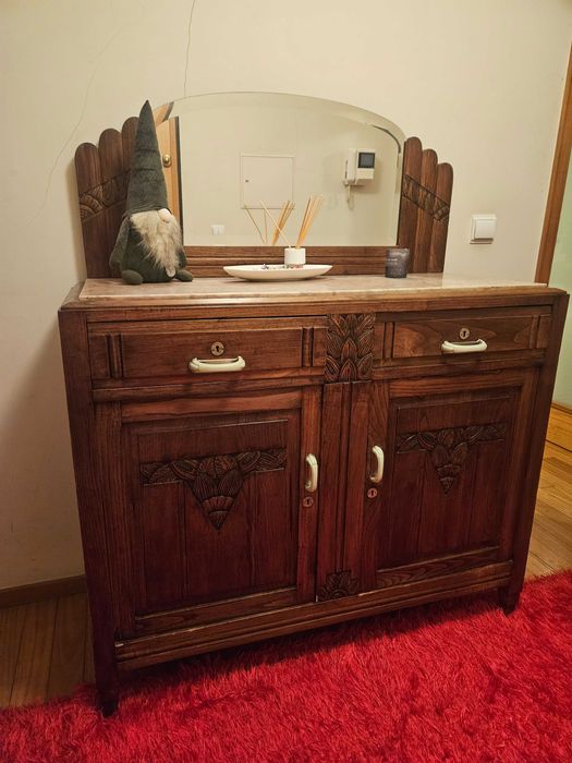 Móvel antigo com detalhes