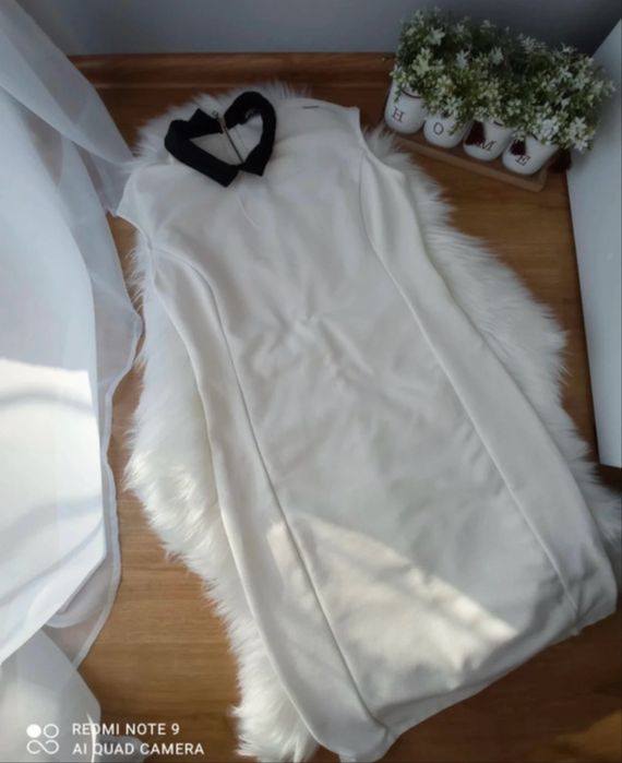 Elegancka biała sukienka z kołnierzykiem