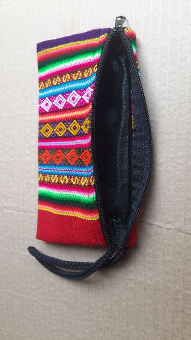Оригінальний чохол для телефону з молнією в національному стилі.