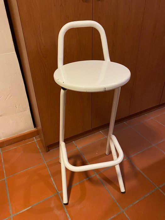 Banco de bar lacado a branco.