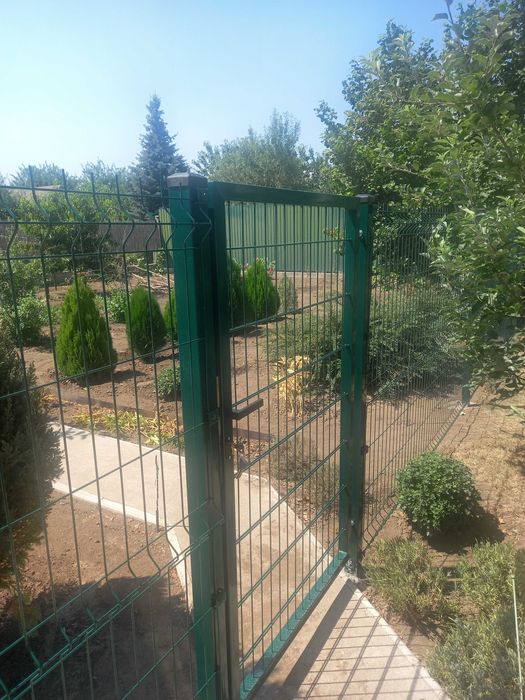 Установка забора из сетки рабицы. Установка забора со сварной сетки