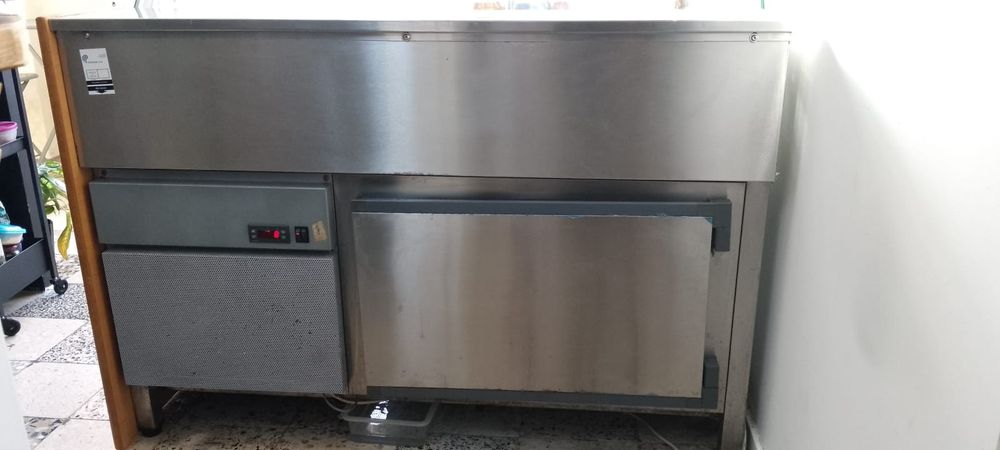 Vendo vitrine em bom estado!