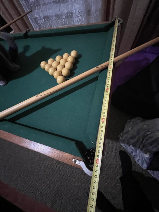 Більярдний стіл.  .