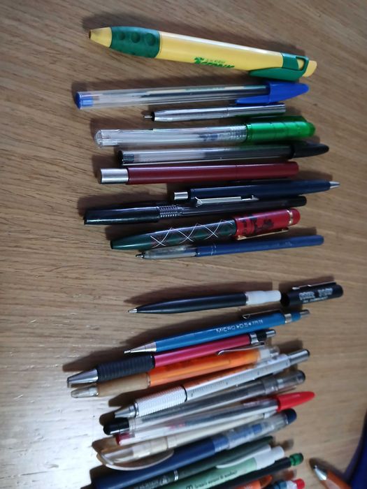 Sortido de canetas para coleção (não sei as que escrevem ou não)