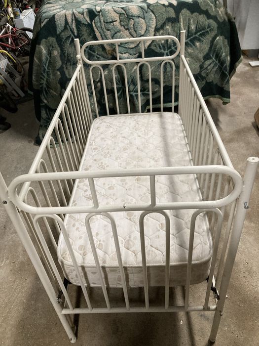 Cama para bébe com colchão em bom estado