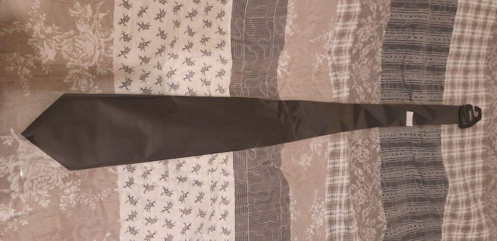 Elegancki czarny krawat