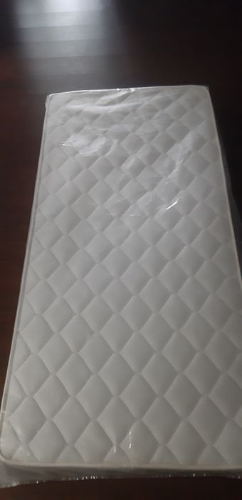 Estrado e colchão novo para cama de criança