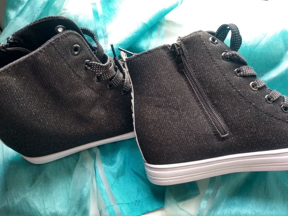 Sneakersy ukryta platforma koturn
