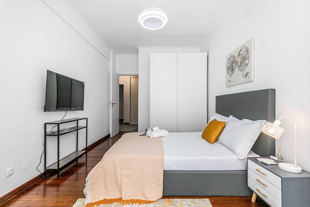 Quarto mobilado, em apartamento com 3 Casas de Banho, Cozinha, Lavandaria