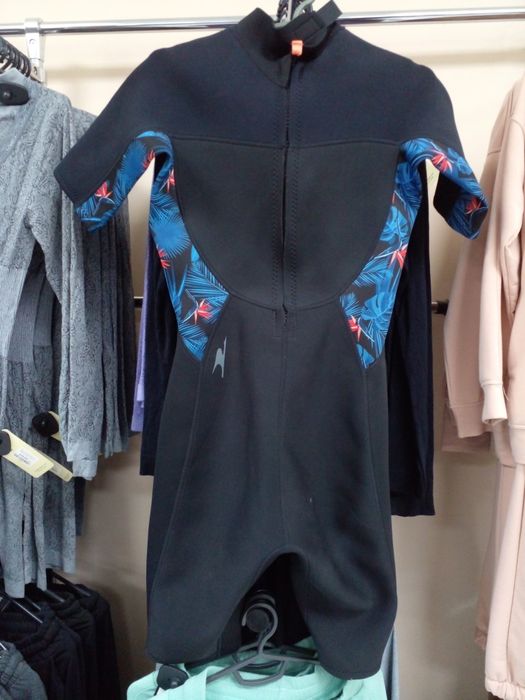 Гидрокостюм хорошее качество .