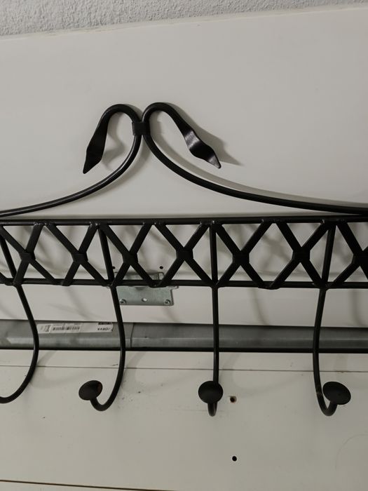 Cabide em metal, pintado de preto