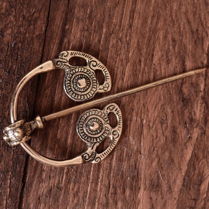 Fibula Goldsborough. broszka wikingów. mosiądz