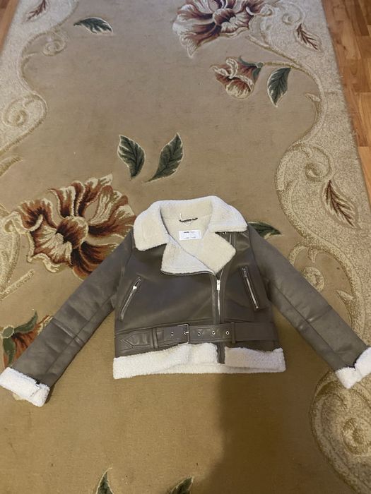 Продаю куртку розмір 32