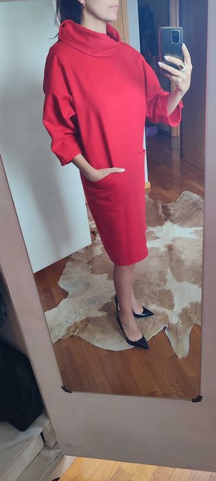 Vestido vermelho midi, com gola e botões