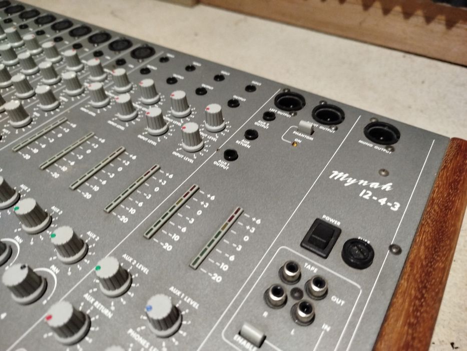 Mesa de som mynah 12-4-3