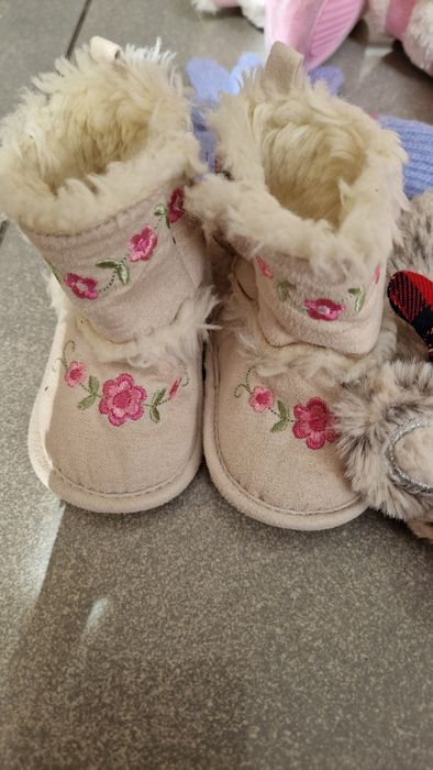 Zestaw rekawiczek, bucikow, opasek dla dziewczynki