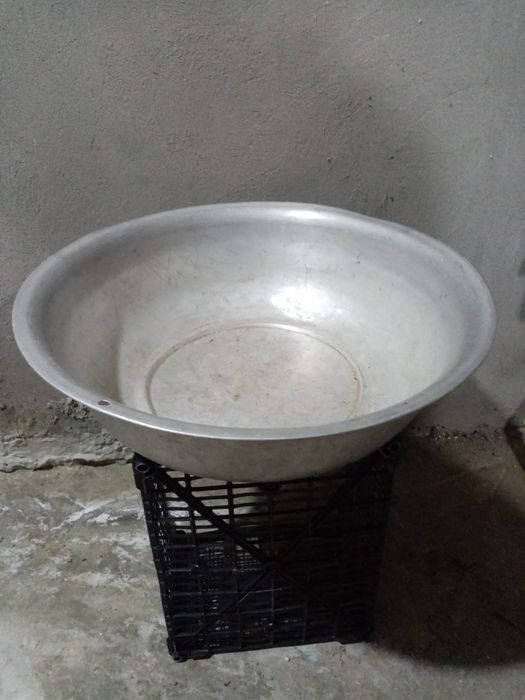 Тазы алюминиевые разных размеров.