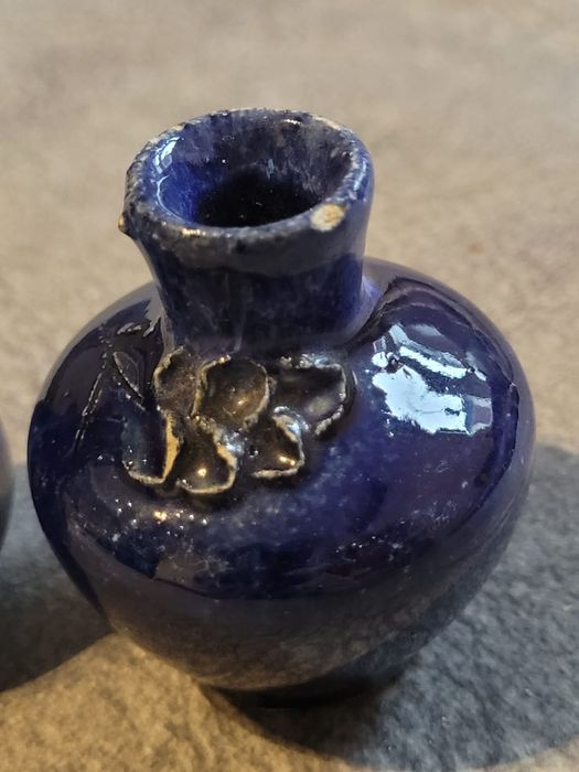 Miniaturowy dzbanek i amfora figurki