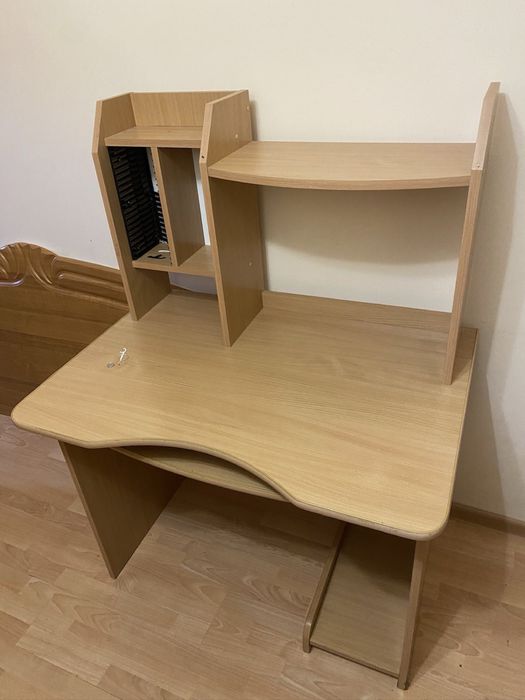 Стіл компʼютерний письмовий