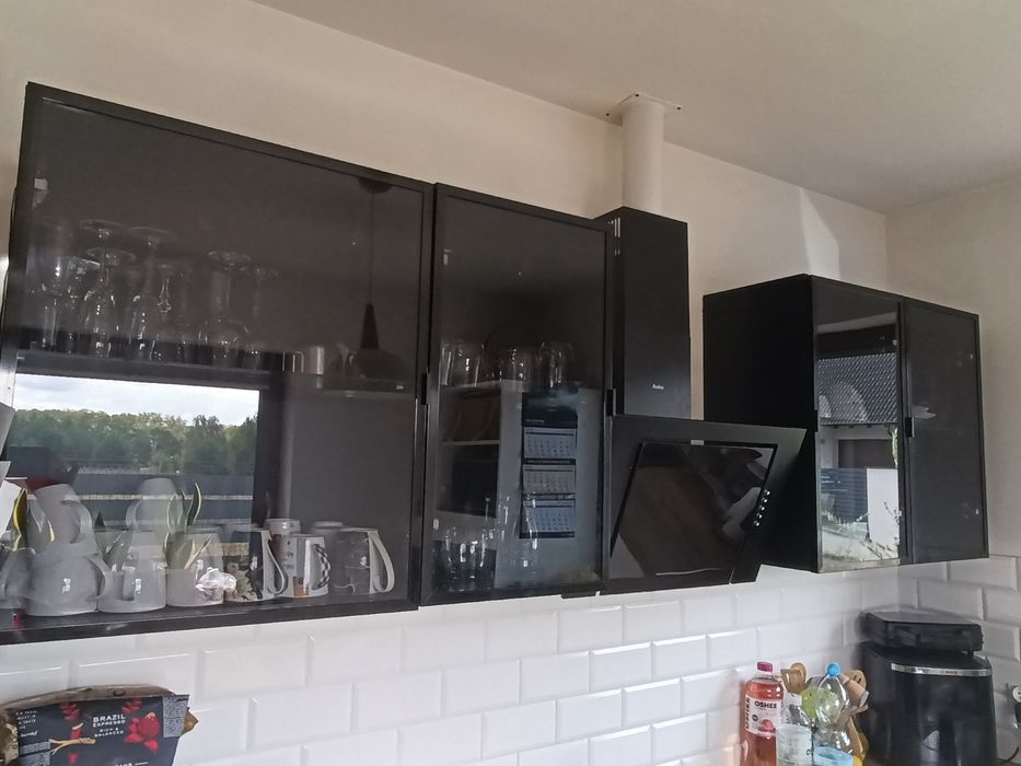 Szafki kuchenne wiszące plus okap