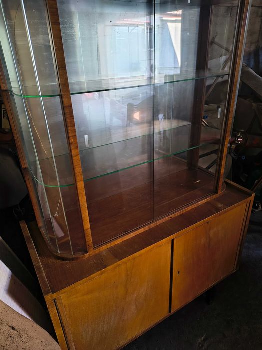 Witryna z forniru PRL z tabliczką