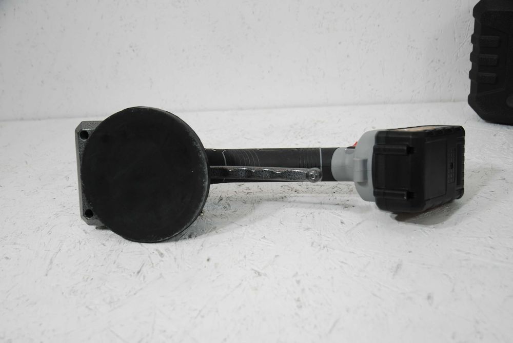 Przyssawka wibracyjna do układania płytek