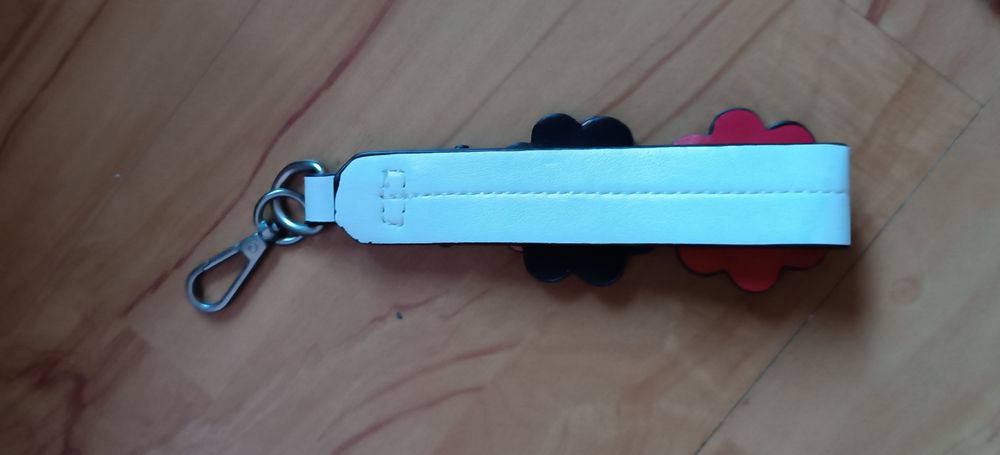 Śliczny brelok do kluczy, torebki, plecaka z ekologicznej skóry 22 cm