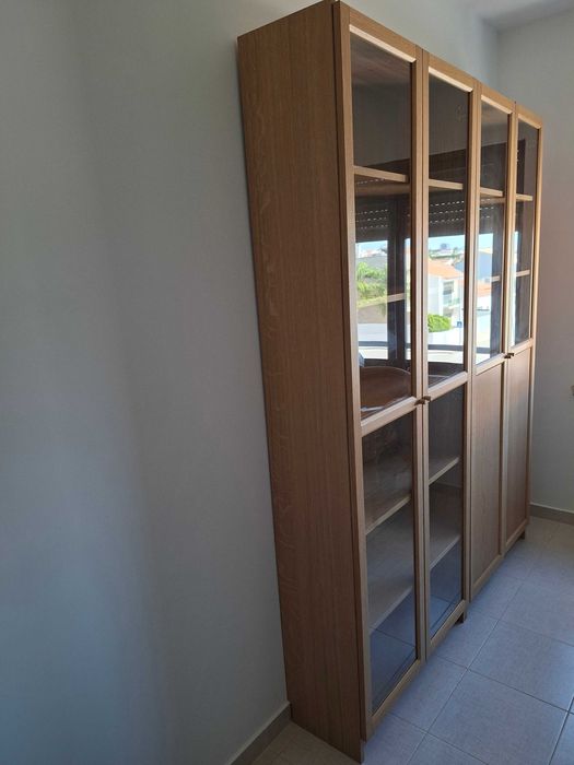 Estante IKEA Billy c/ porta de vidro e efeito carvalho